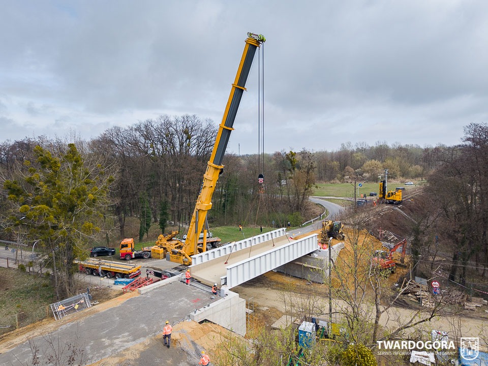 Montaż przęsła wiaduktu zakończony