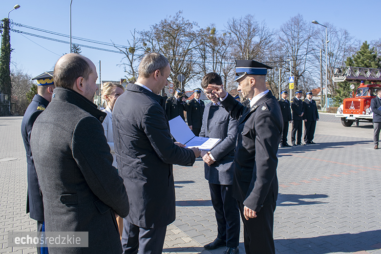 Burmistrz Czuliński i prezes Dżugaj przyjmują promesę dotacji na zakup pojazdu